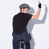 自転車の手信号「左折」の写真