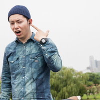 「イヤホンは片耳だけです」と主張する自転車男子の写真