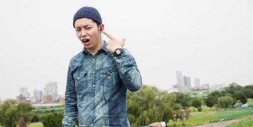 「イヤホンは片耳だけです」と主張する自転車男子