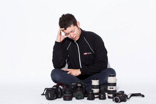 新しいレンズ沼にはまりそうで頭痛が痛い男性カメラマン