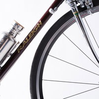 ドリンクホルダーも忘れずに装備したロードバイクの写真
