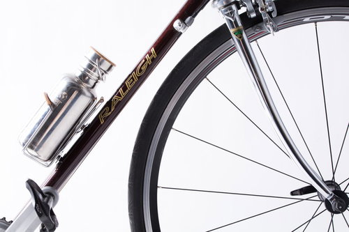 ドリンクホルダーも忘れずに装備したロードバイク