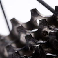 自転車のスプロケットギアを接近撮影したよりの写真