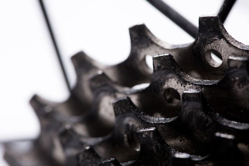 自転車のスプロケットギアを接近撮影したより