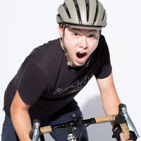 乗り越えろ大声と共にロードバイクで気合を入れる男性の写真