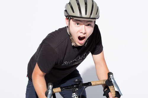 乗り越えろ大声と共にロードバイクで気合を入れる男性