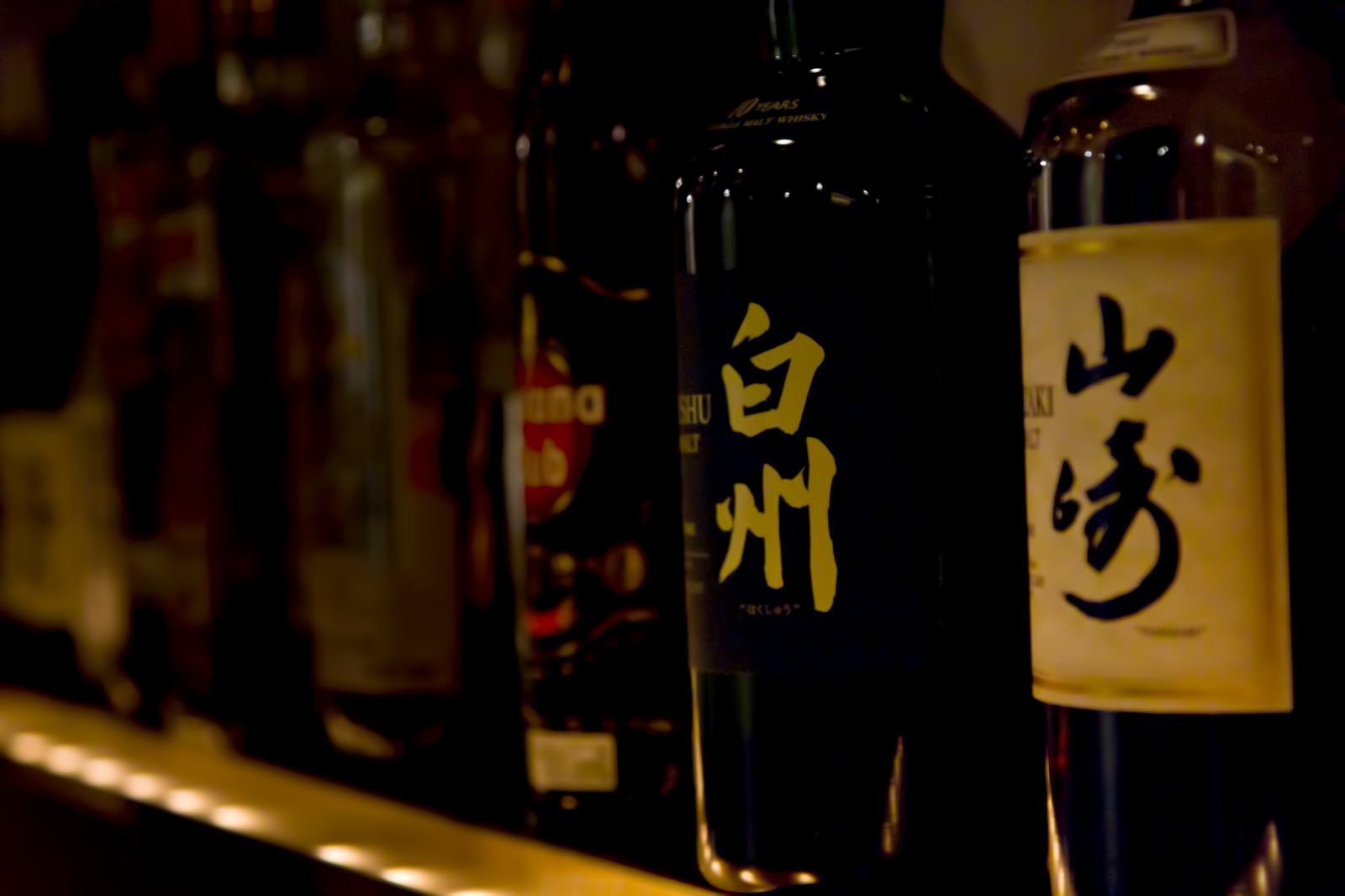 バーの棚のボトルキープのお酒