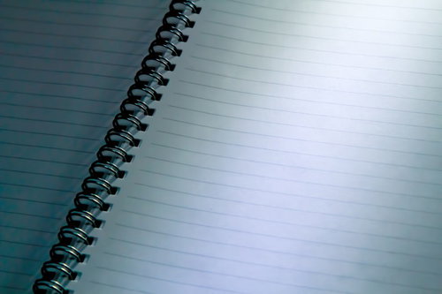 黒いリングバインダーと横線ノートの不吉な取り調べ風景