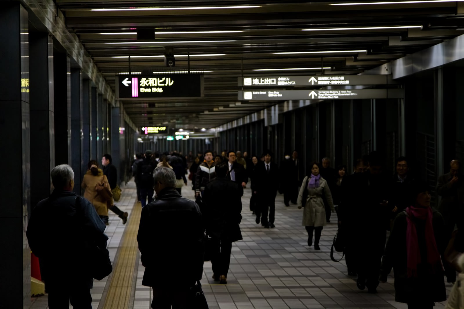 夕方の新宿を歩く帰宅する人々