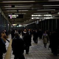夕方の新宿駅前を歩く帰宅する人々の写真