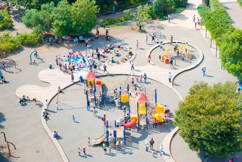 遊具のある公園に集まる親子連れの風景