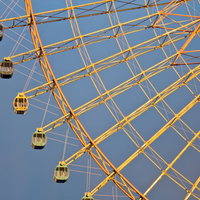 夕焼けの空を背景に回る閉園間近の観覧車の写真