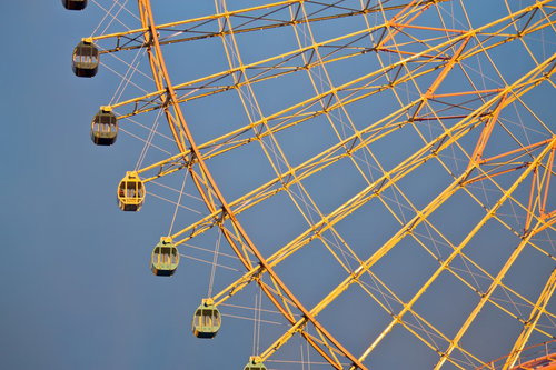 夕焼けの空を背景に回る閉園間近の観覧車