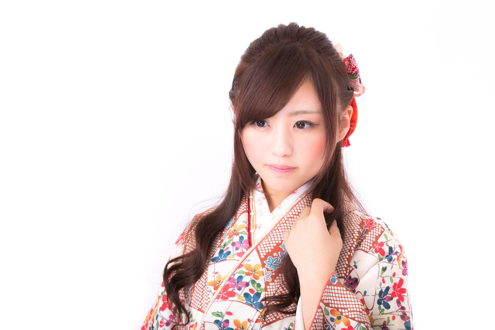 赤い髪飾りをつけた着物姿の女性［モデル：河村友歌］