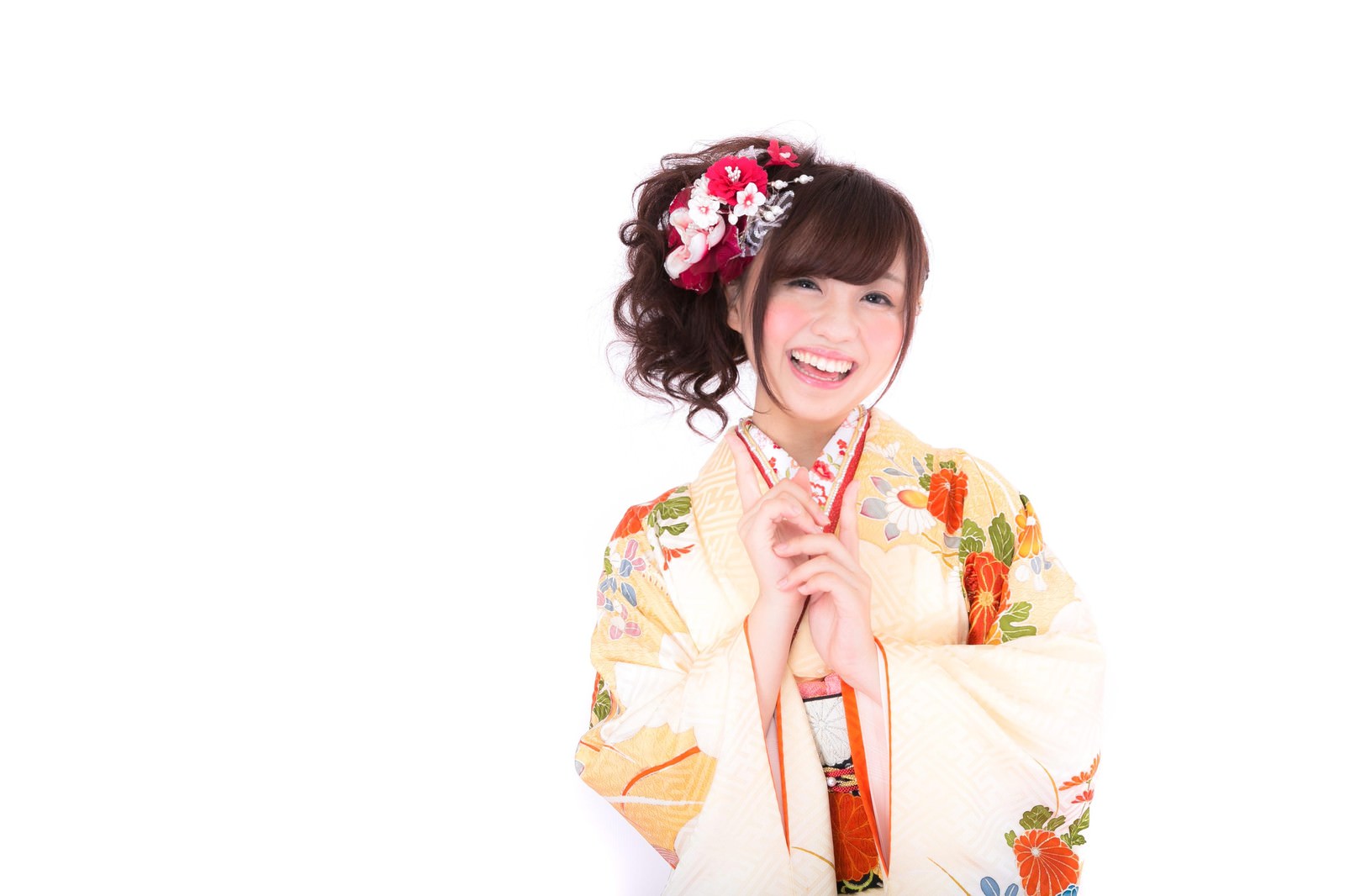 花飾りと振袖姿で笑顔を見せる女性［モデル：河村友歌］