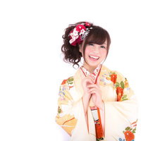 花飾りと振袖で笑顔がはじける美女、成人式や正月のお祝いに最適の写真
