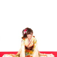 振袖姿の女性が笑顔でお辞儀の写真