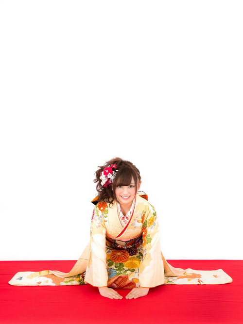 振袖姿の女性が笑顔でお辞儀