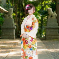 神社の参道で晴れ着姿の着物美女が微笑むの写真
