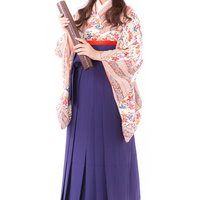 卒業証書を持つ着物姿の笑顔の女性の写真