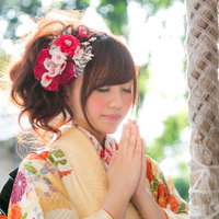 初詣で参拝する振袖姿の着物美女の写真