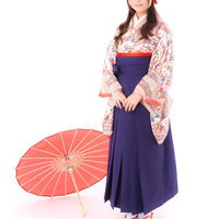 赤い和傘を持つ着物姿の女性、白地花柄の上品な装いの写真