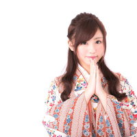 新年の願い事をする着物姿の長髪女性、正月参拝の写真