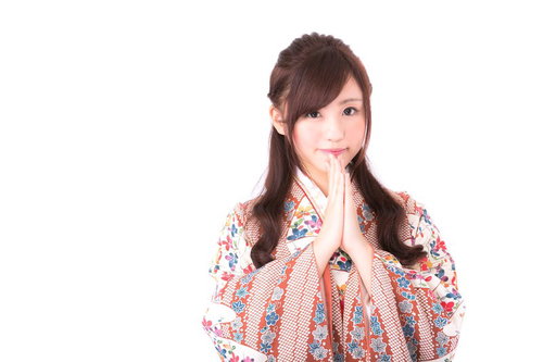 新年の願い事をする着物姿の長髪女性、正月参拝