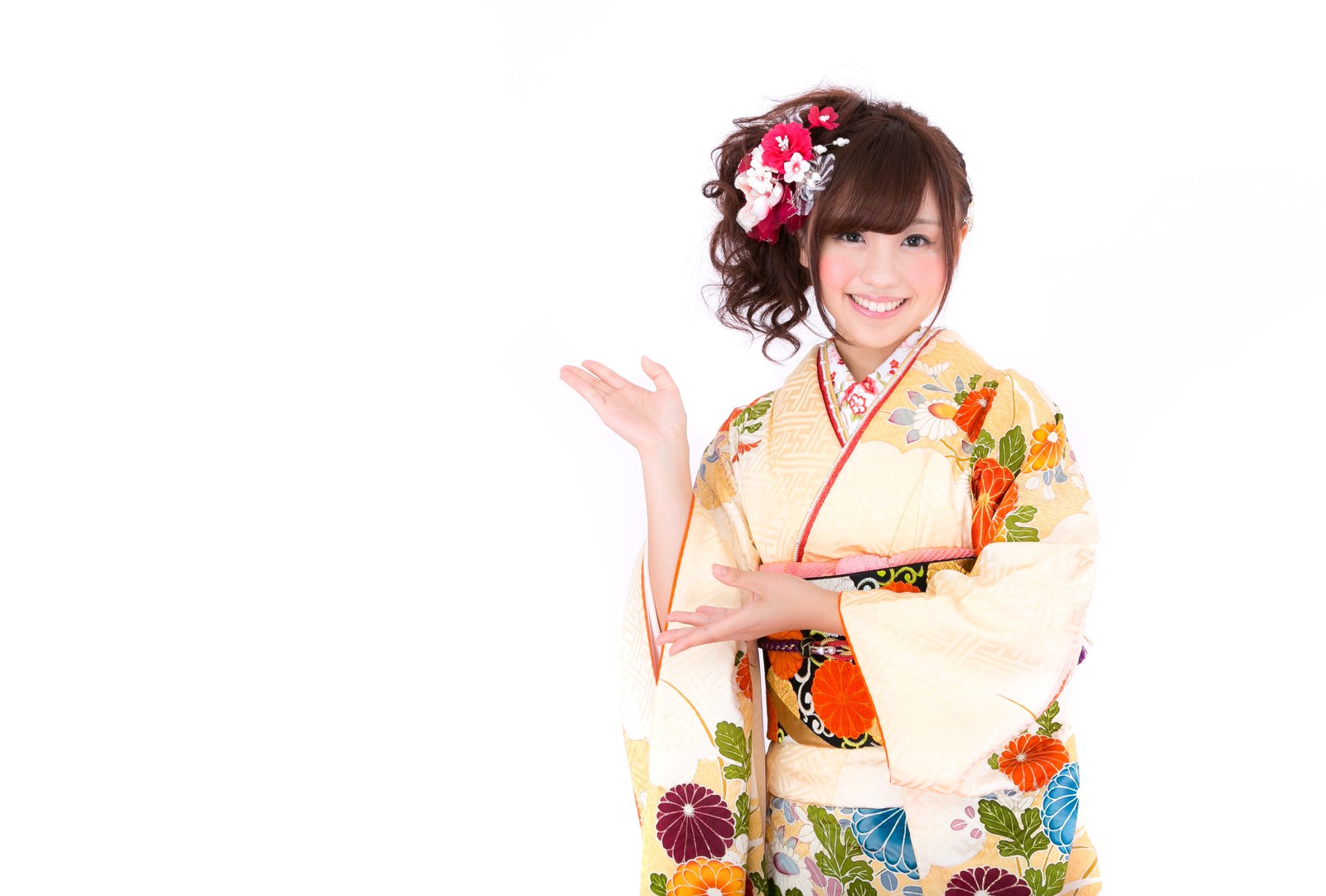 黄色い振袖姿の女性が初売りセール案内を持ち、笑顔で左手を上げている［モデル：河村友歌］