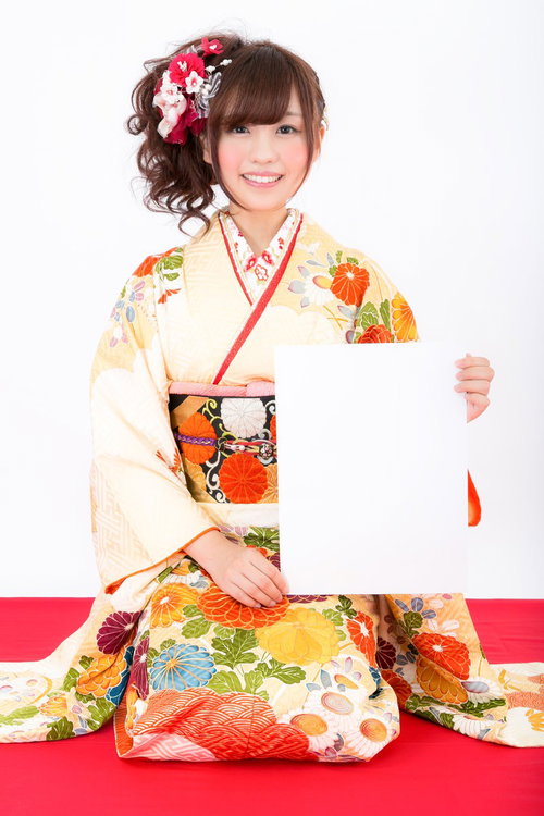 謹賀新年！抱負をホワイトボードに掲げる振袖姿の女性の写真