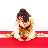 今年も宜しくお願い致します。と正月の着物美女の写真