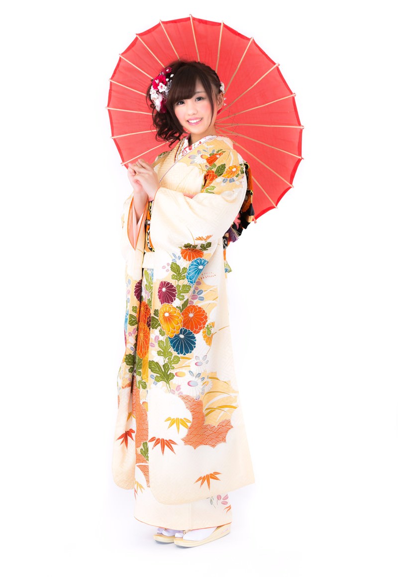 赤い番傘を持ち花柄の着物を着た女性が笑顔でポーズしている［モデル：河村友歌］
