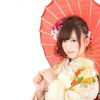 赤い和傘を持つ着物美女が振り返る成人式の晴れ着姿の写真