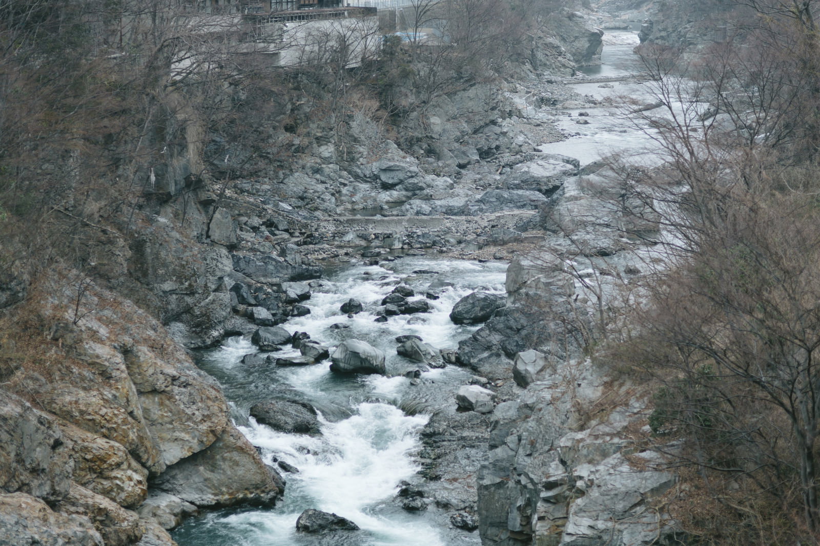 岩の間を白く流れる冬の鬼怒川渓谷