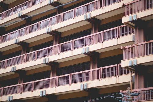 廃館のベランダ 古い建物の劣化した外観 連続する手すり