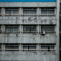 汚れた外観の鬼怒川温泉ホテルの客室の風化したコンクリート壁の写真