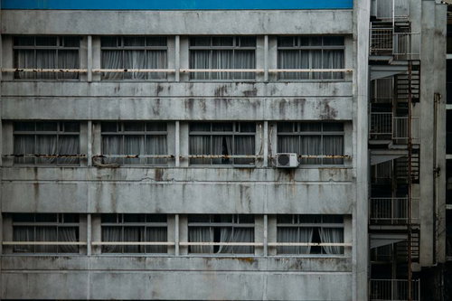 汚れた外観の鬼怒川温泉ホテルの客室の風化したコンクリート壁