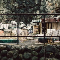 投棄されたゴミ山と廃棄される家財道具の不法投棄現場の写真