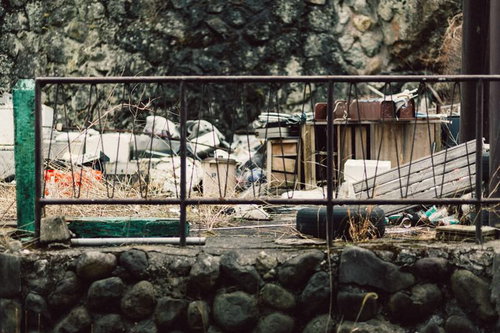 投棄されたゴミ山と廃棄される家財道具の不法投棄現場