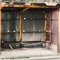 トタン造りの古い停留所の写真