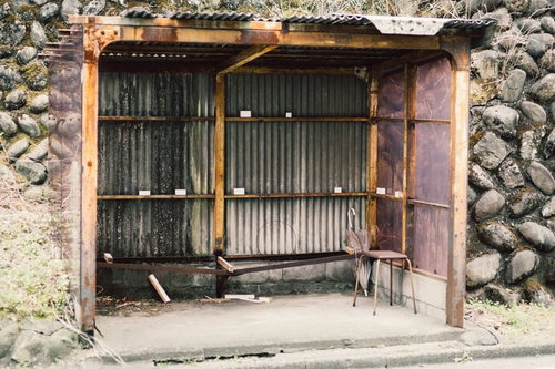 トタン造りの古い停留所