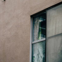 不気味な雰囲気の古い建物の窓と外壁の写真