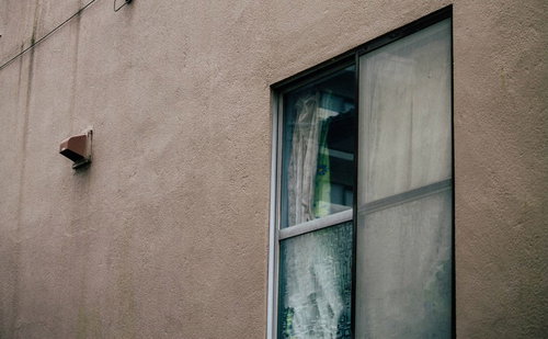 不気味な雰囲気の古い建物の窓と外壁