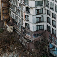 鬼怒川沿いの老朽化した廃墟ホテルの崩壊する建物群の写真