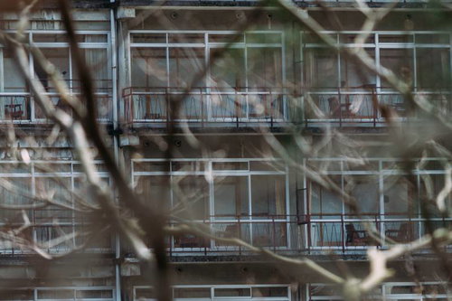 廃墟と化したホテルの使われなくなった客室外観