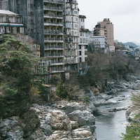 廃虚と化した鬼怒川温泉の旧旅館群と河川風景の写真