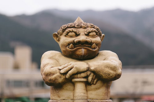 鬼怒川駅前に立つ鬼怒太のオブジェ、石造の地域シンボル