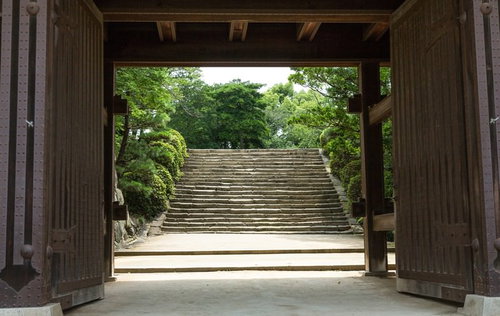 岡山城の城門先に続く石段階段登廊と苔むした石垣