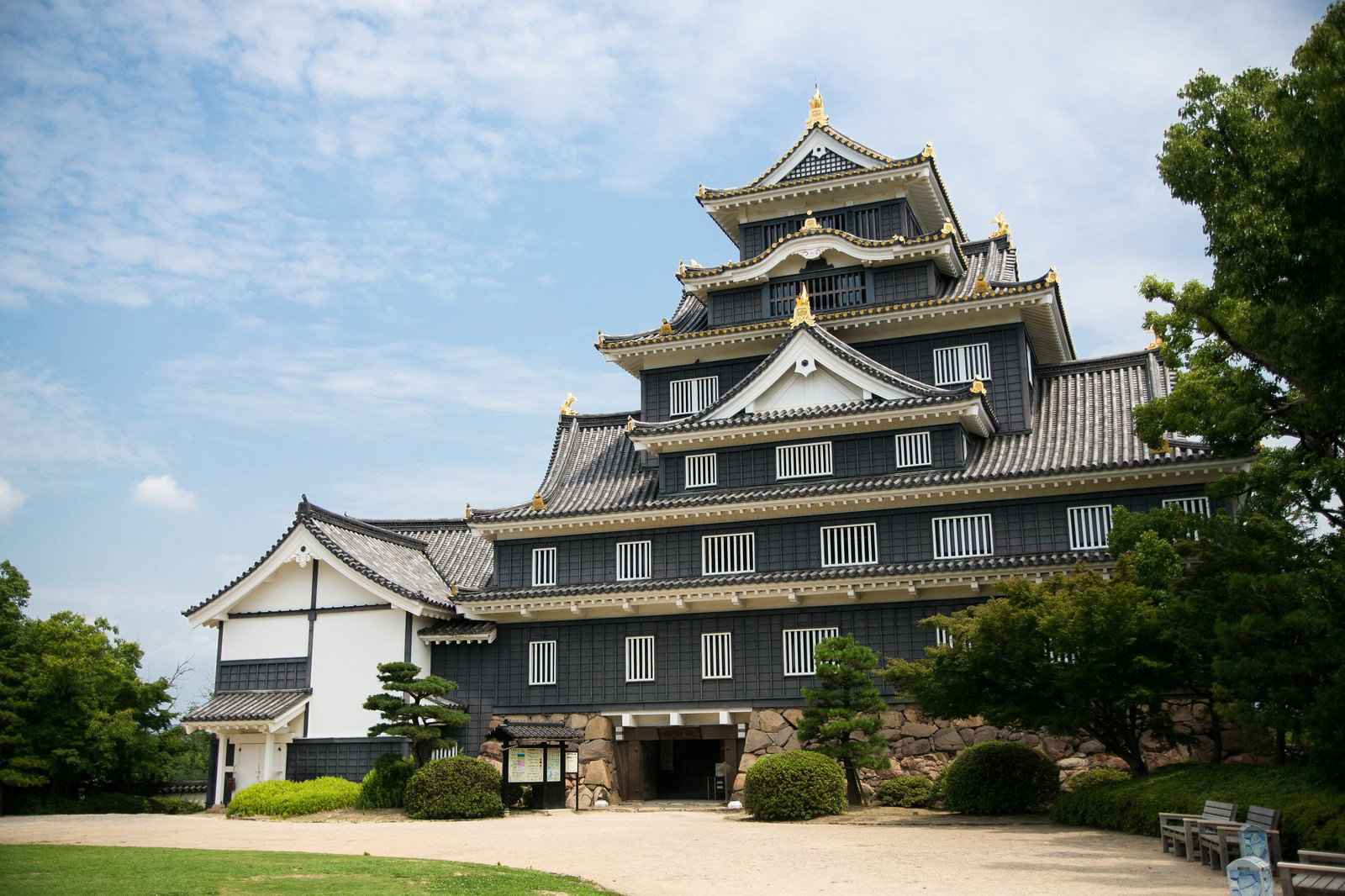 岡山城の天守閣と石垣、門構えを見上げた景観