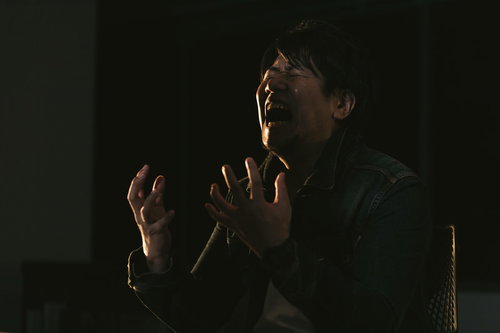 暗闇の中で強く叫び続ける男性の感情表現と心理状態